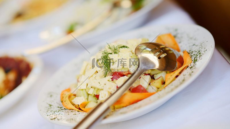 小县城食品批发店：盈利潜力与市场考量